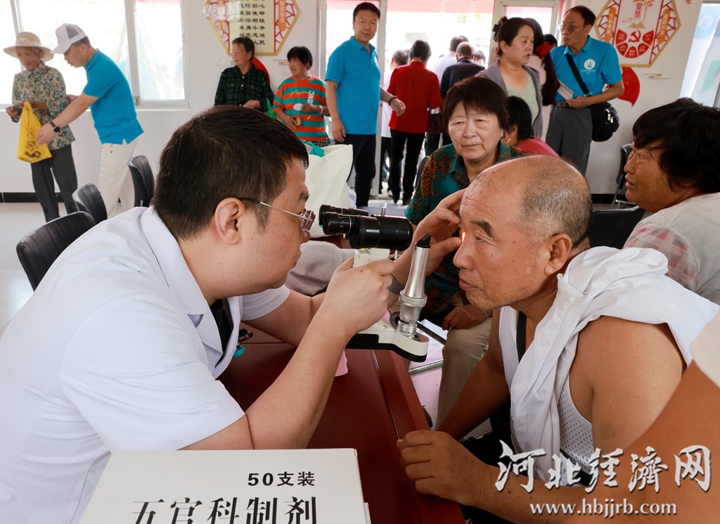 医生为山区群众义诊。李易真摄